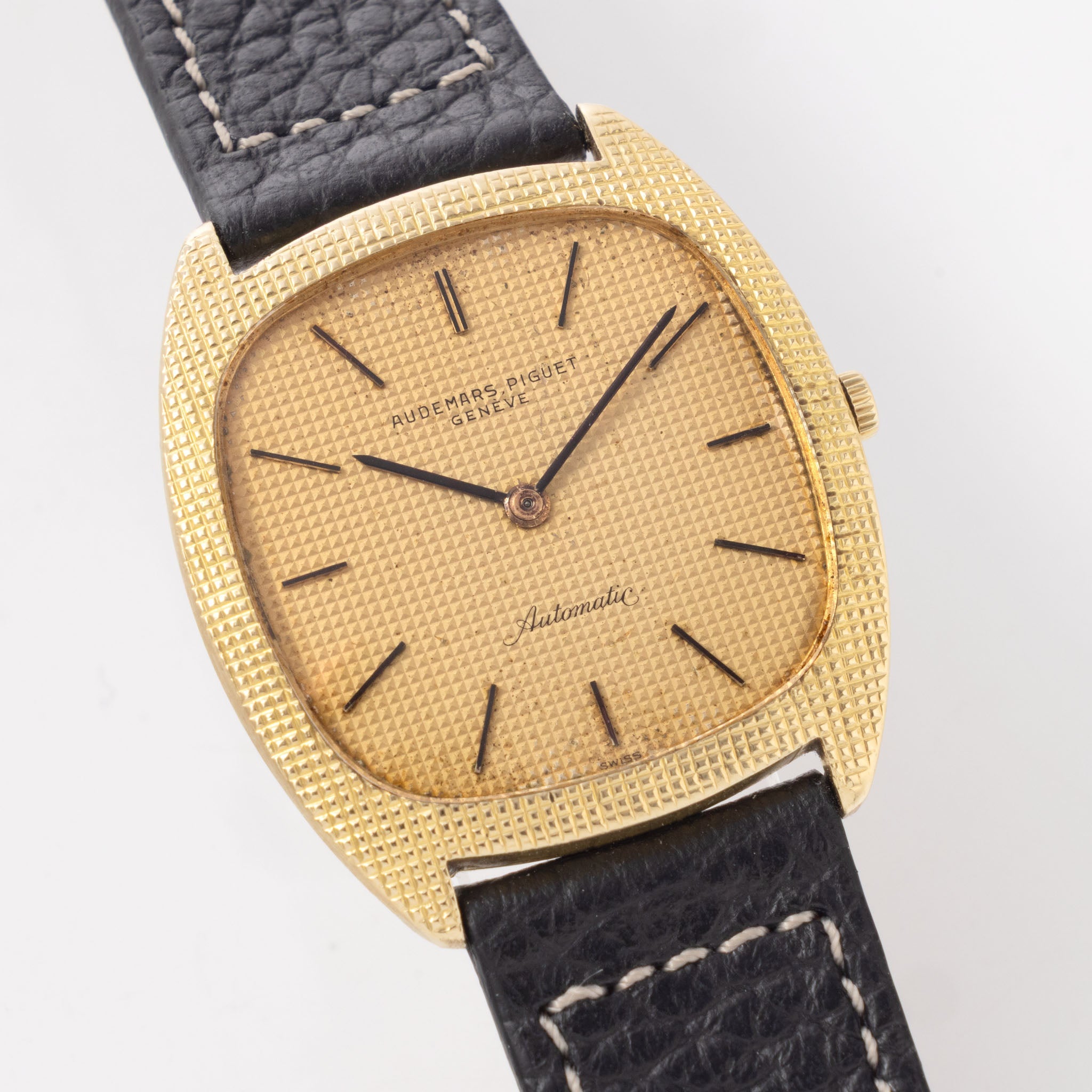 Audemars Piguet 18 k yellow gold Ultra thin dress watch Clous de Paris finish ref 5279