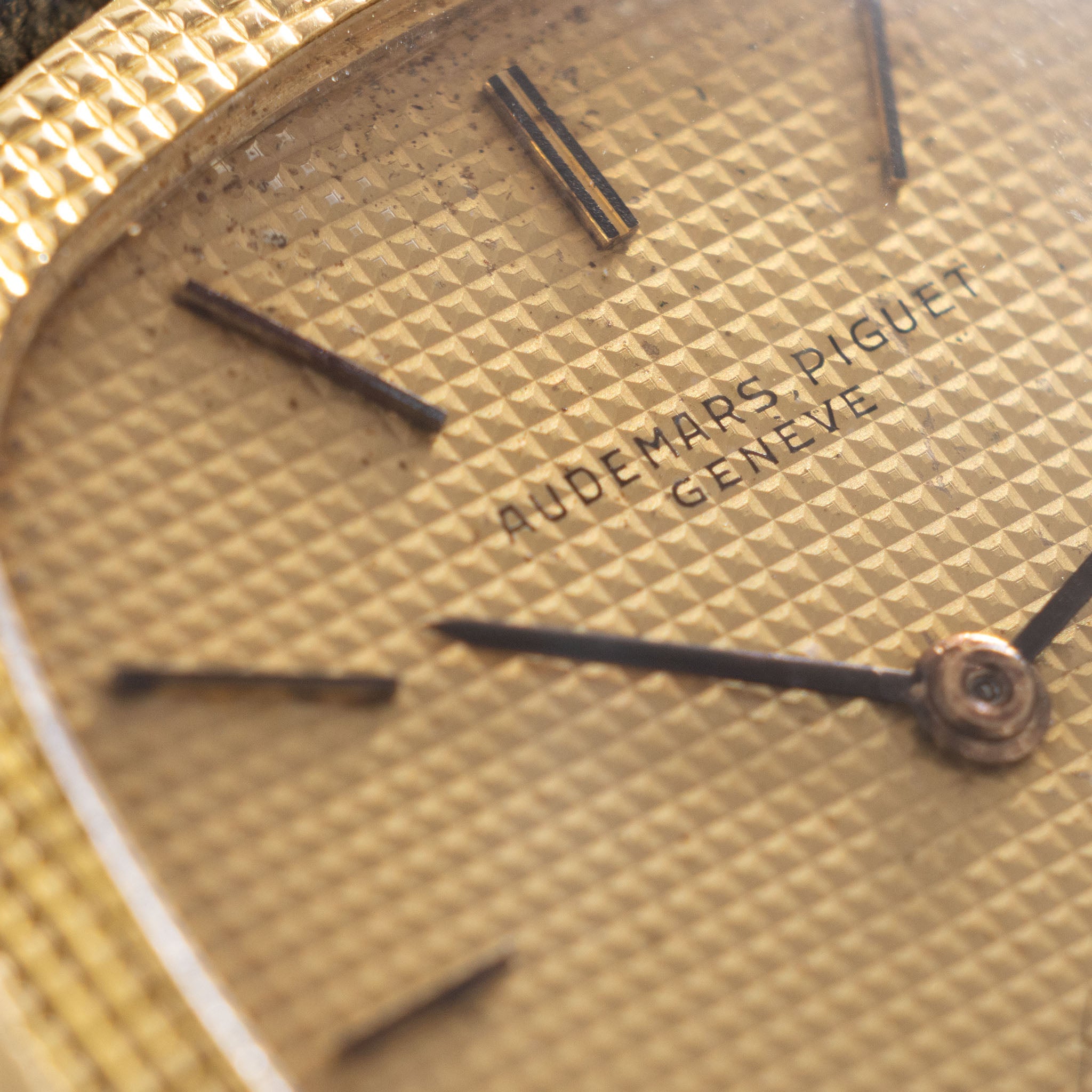 Audemars Piguet 18 k yellow gold Ultra thin dress watch Clous de Paris finish ref 5279