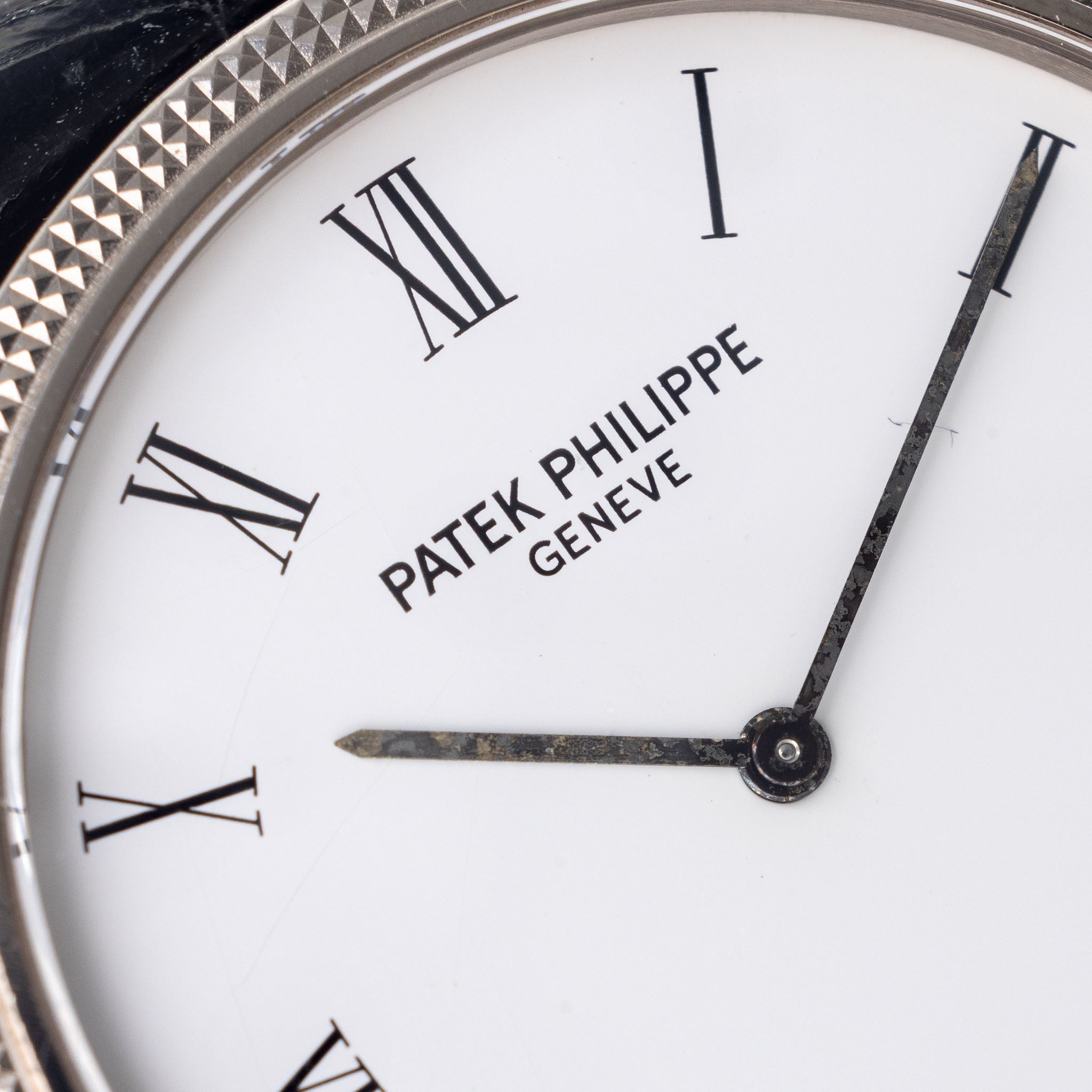 Patek Philippe Calatrava 3520G Clous de Paris in 18k White gold Porcelain Dial with Original Certificate of Origin