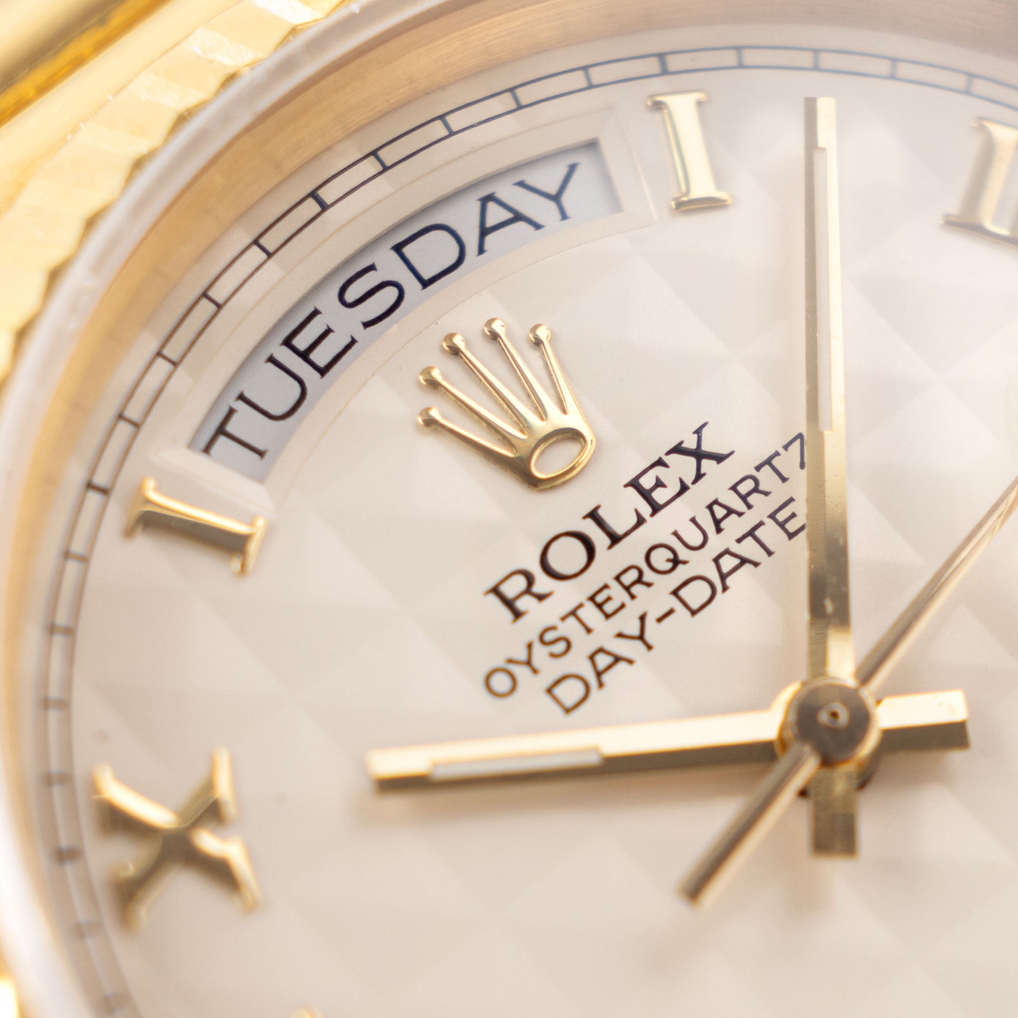 Rolex Day-Date Oysterquartz White "Pyramid Dial" in 18k Yellow Gold Ref. 19018 with Original Guarantee Papers and Accessories