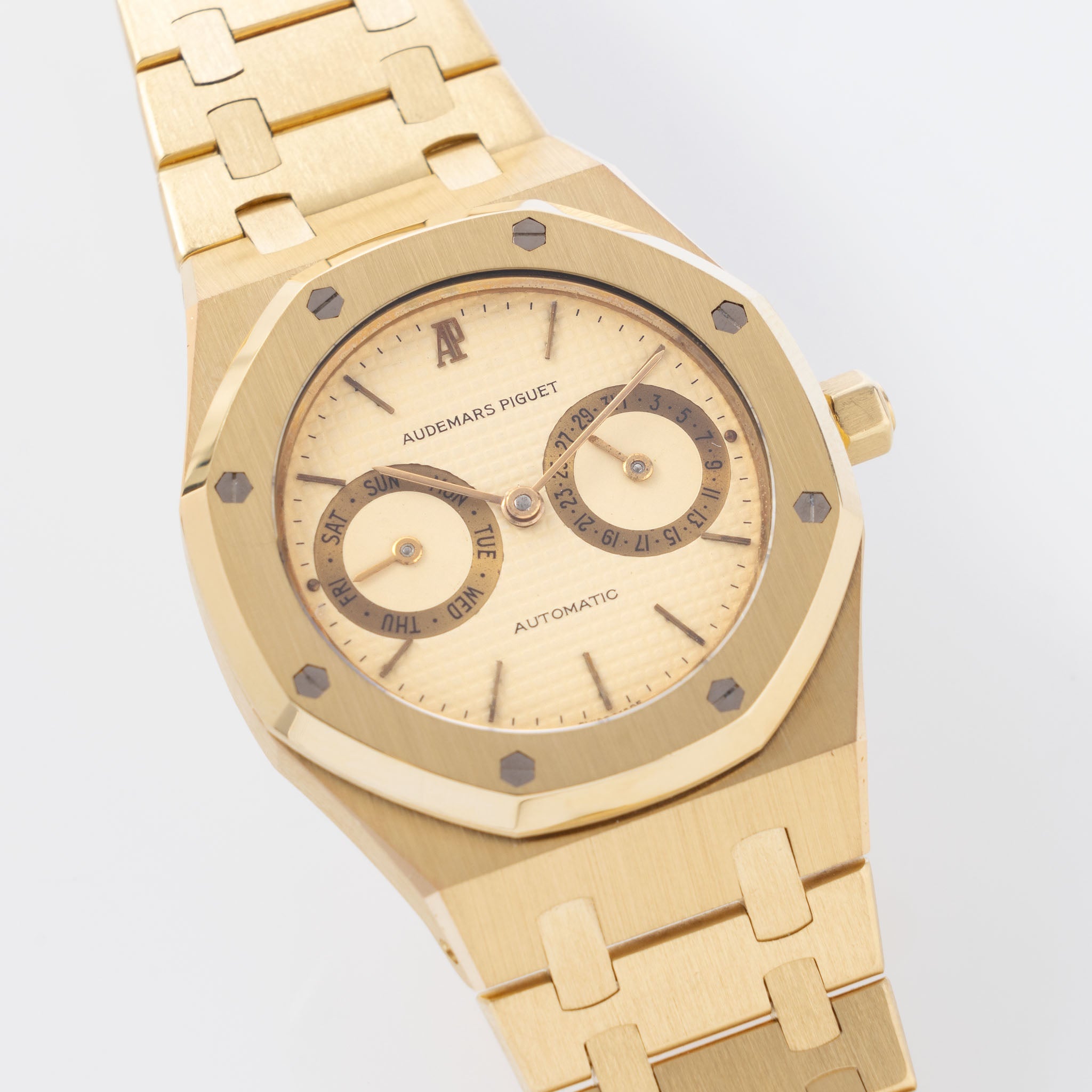 Audemars Piquet Royal Oak Day date "Owl " in 18 k yellow gold ref 5572BA Cream dial