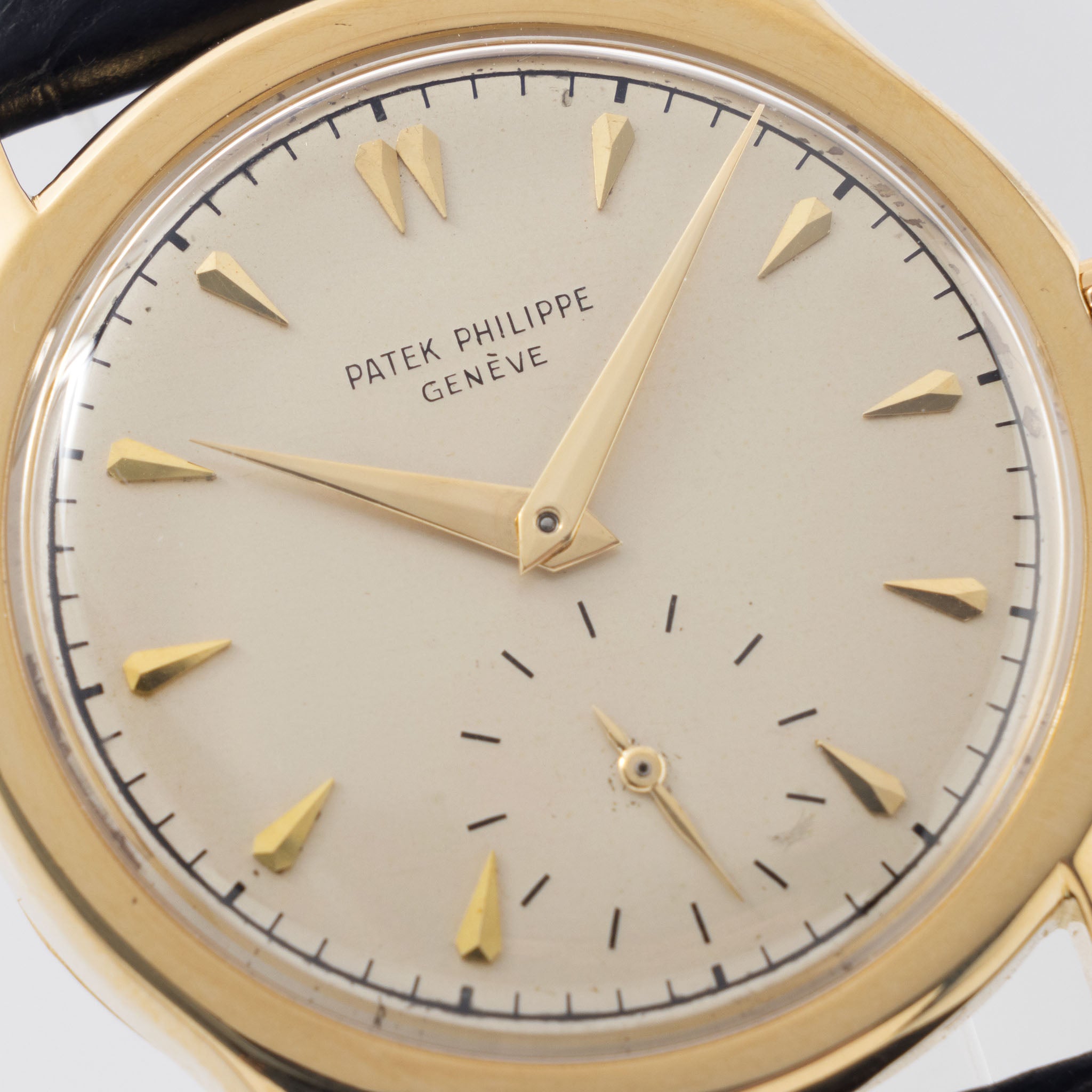 Patek Philippe Calatrava Silver Dial in 18k Yellow Gold Ref. 2450 with Extract of the Archives