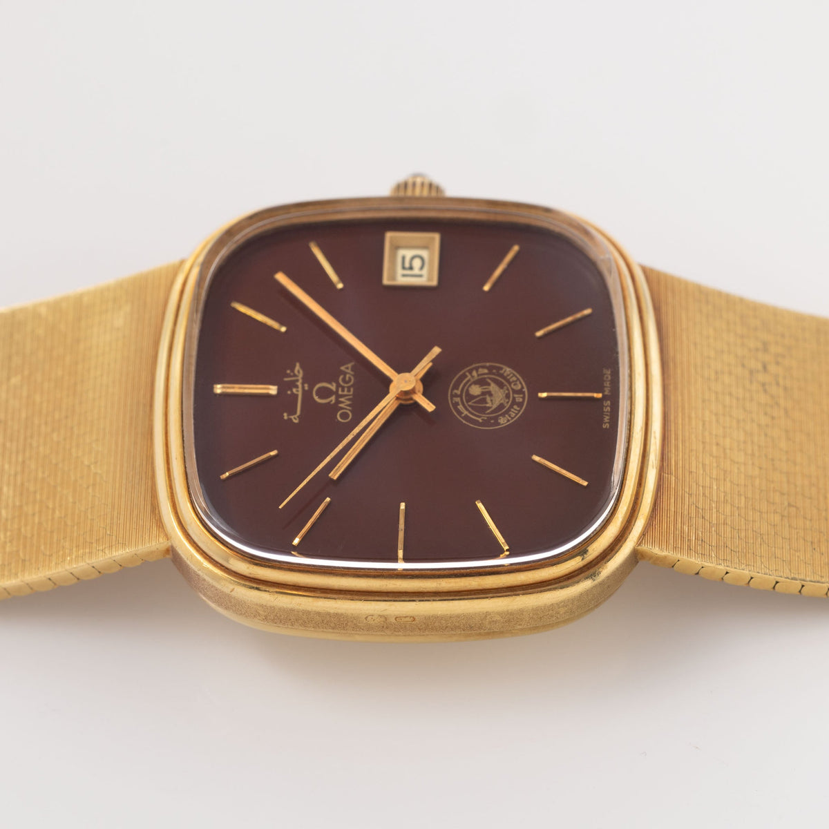 
Omega "State of Qatar" Squared Dresswatch Oxblood Stella-esque Dial from Original Owner Family in 18k yellow Gold with integrated Woven Bracelet 
