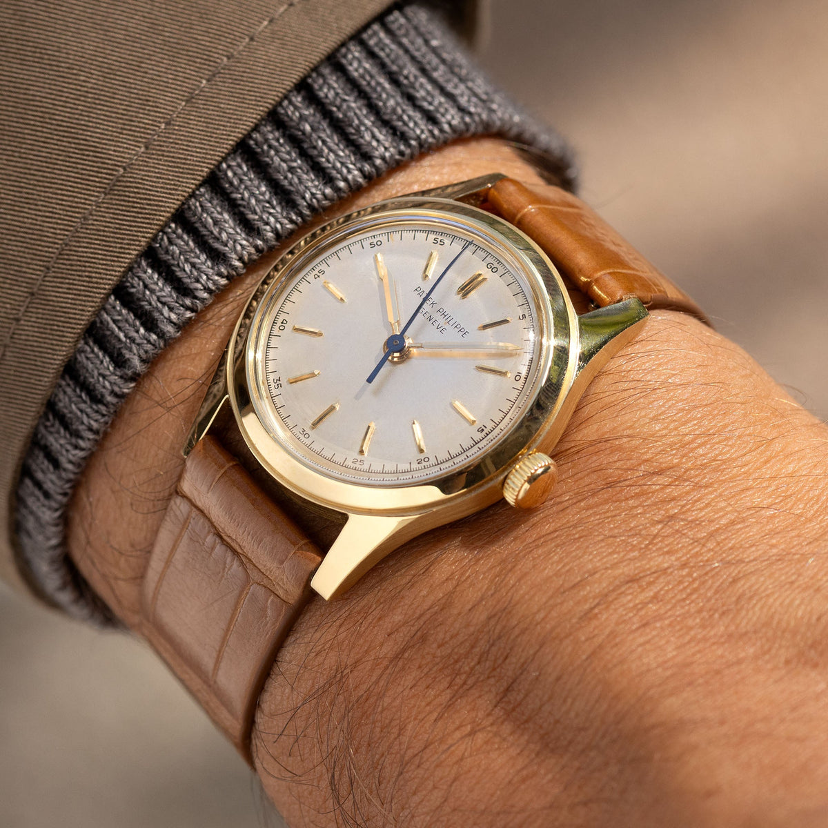Patek Philippe Calatrava 2483J Screw Down Case in 18k yellow gold Silver dial Center Seconds