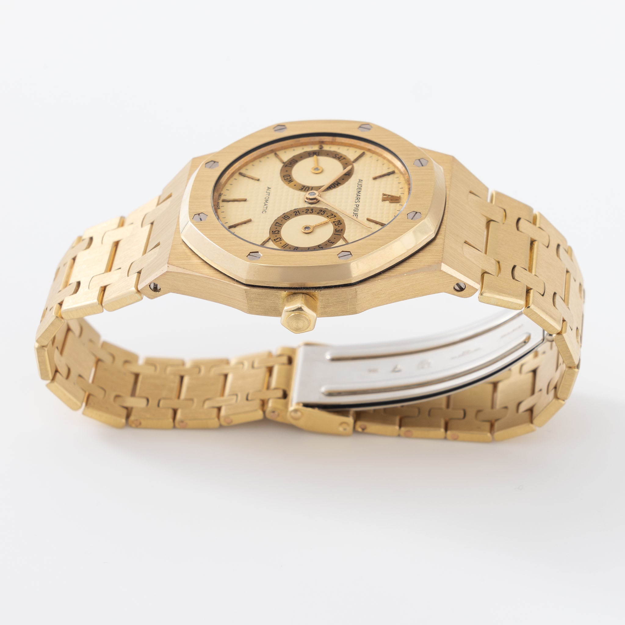 Audemars Piquet Royal Oak Day date "Owl " in 18 k yellow gold ref 5572BA Cream dial