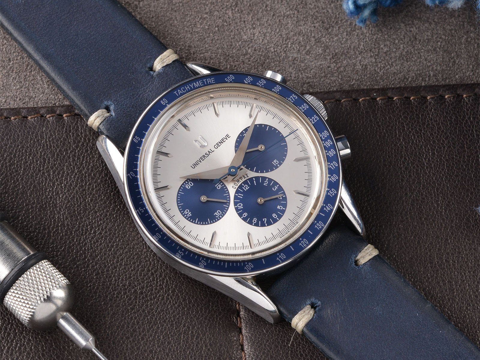 UNIVERSAL GENEVE COMPAX CHRONOGRAPH 884 . 495